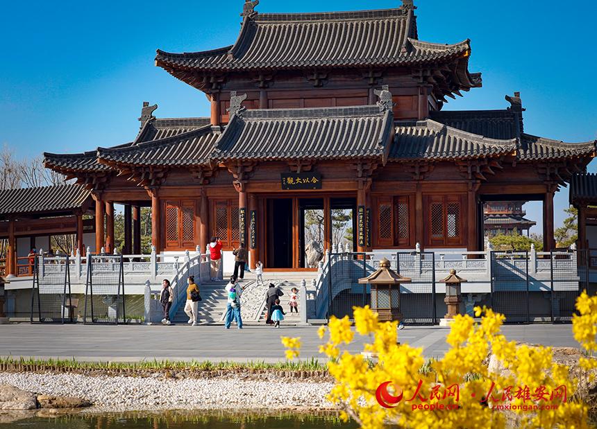 雄安悅?cè)莨珗@一角，不少家長(zhǎng)帶著孩子前來(lái)游玩。人民網(wǎng)宋燁文攝