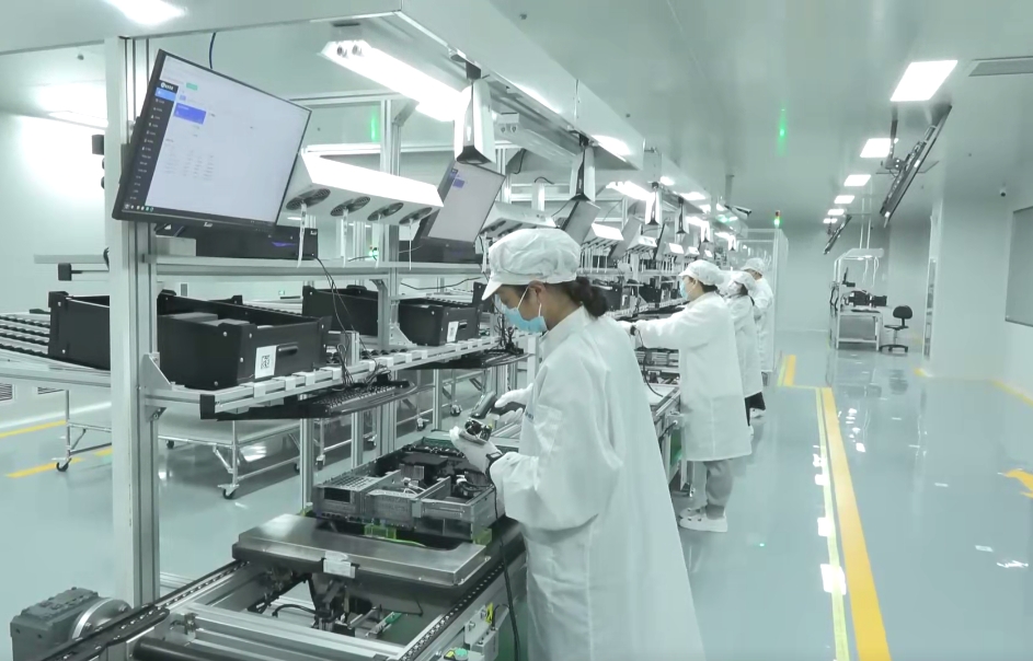 雄安新區(qū)首條信創(chuàng)產(chǎn)品數(shù)字化產(chǎn)線上，工作人員正在進行個性化裝配。雄安百信信息科技有限公司供圖