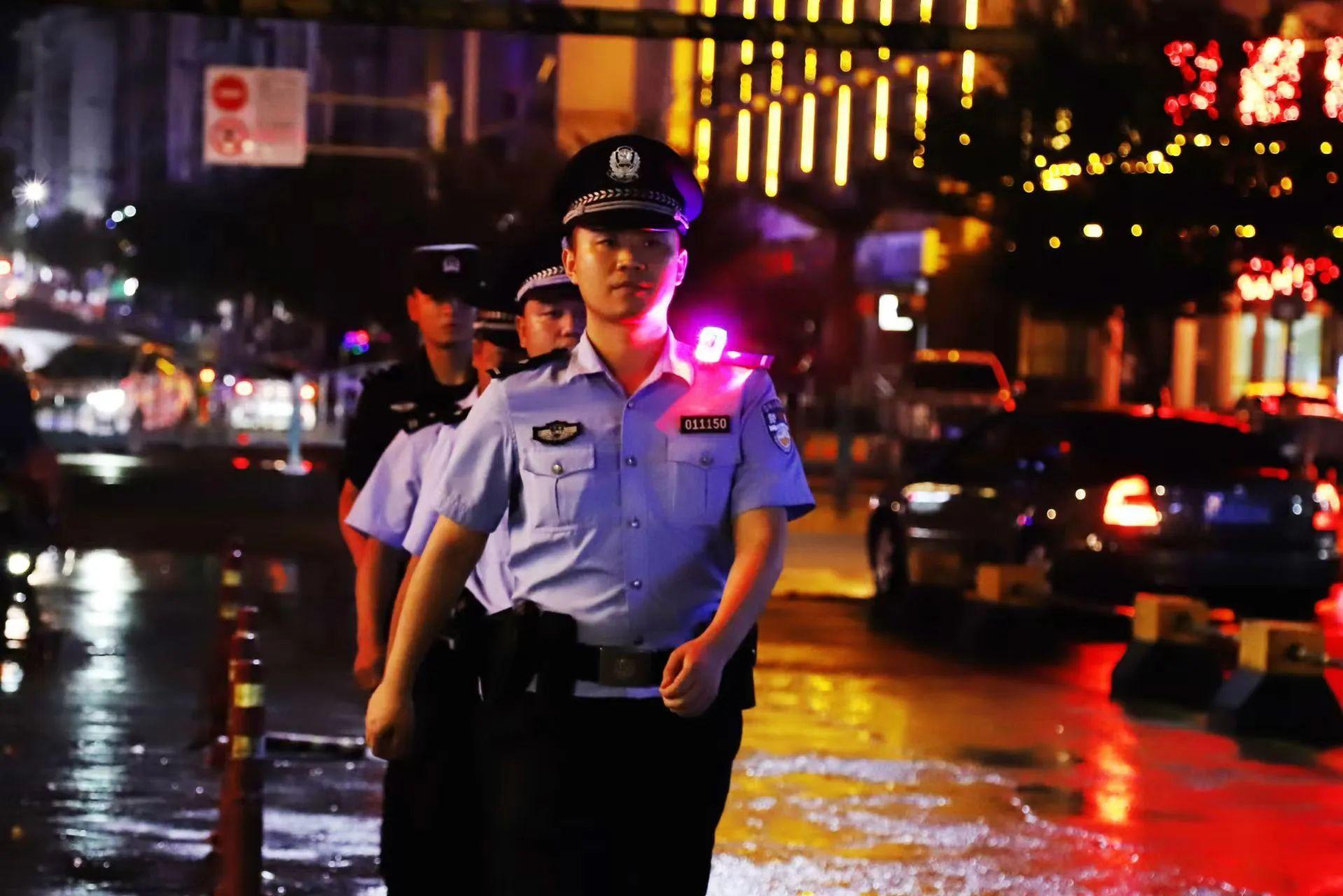 公安開(kāi)展夜間巡邏.jpg