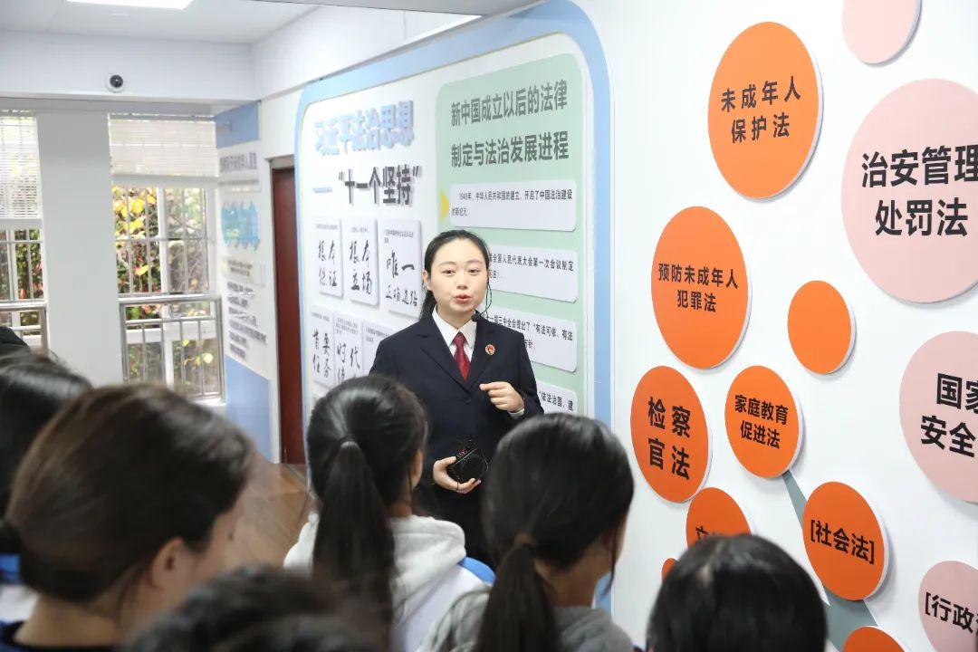 學(xué)生們參觀法治文化長廊.jpg 學(xué)生們參觀法治文化長廊.jpg