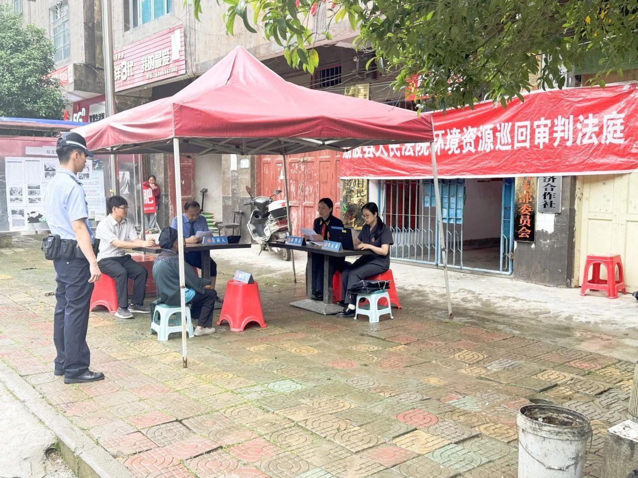 燒雜草引發(fā)火災(zāi)，貴州三都一被告人“家門口”受審