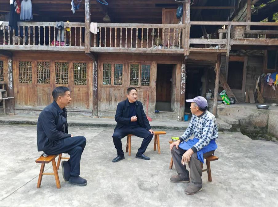 圖1 鮮正軍進行入戶走訪.jpg 圖1 鮮正軍進行入戶走訪.jpg