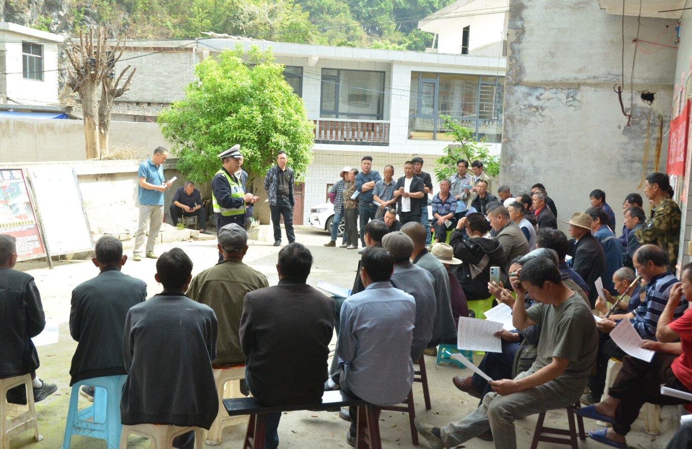 圖1交警開展院壩會.jpg 圖1交警開展院壩會.jpg