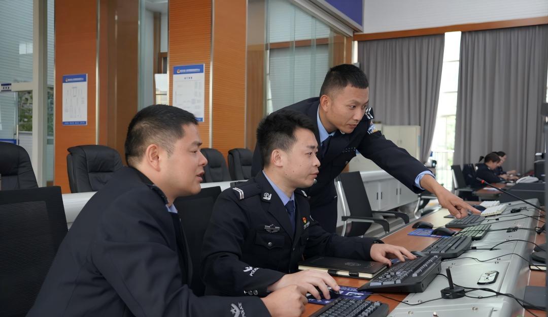 圖1民警查看信息現(xiàn)場.jpg 圖1民警查看信息現(xiàn)場.jpg