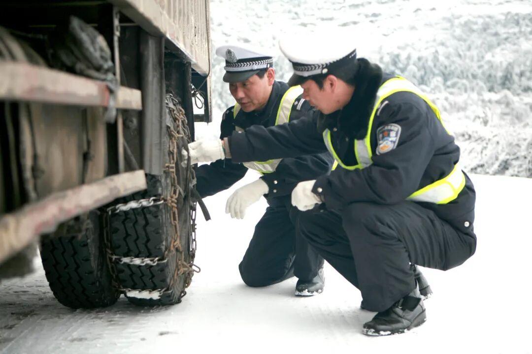 圖2 梅花山交警保障服務(wù)過(guò)往車輛.jpg 圖2 梅花山交警保障服務(wù)過(guò)往車輛.jpg