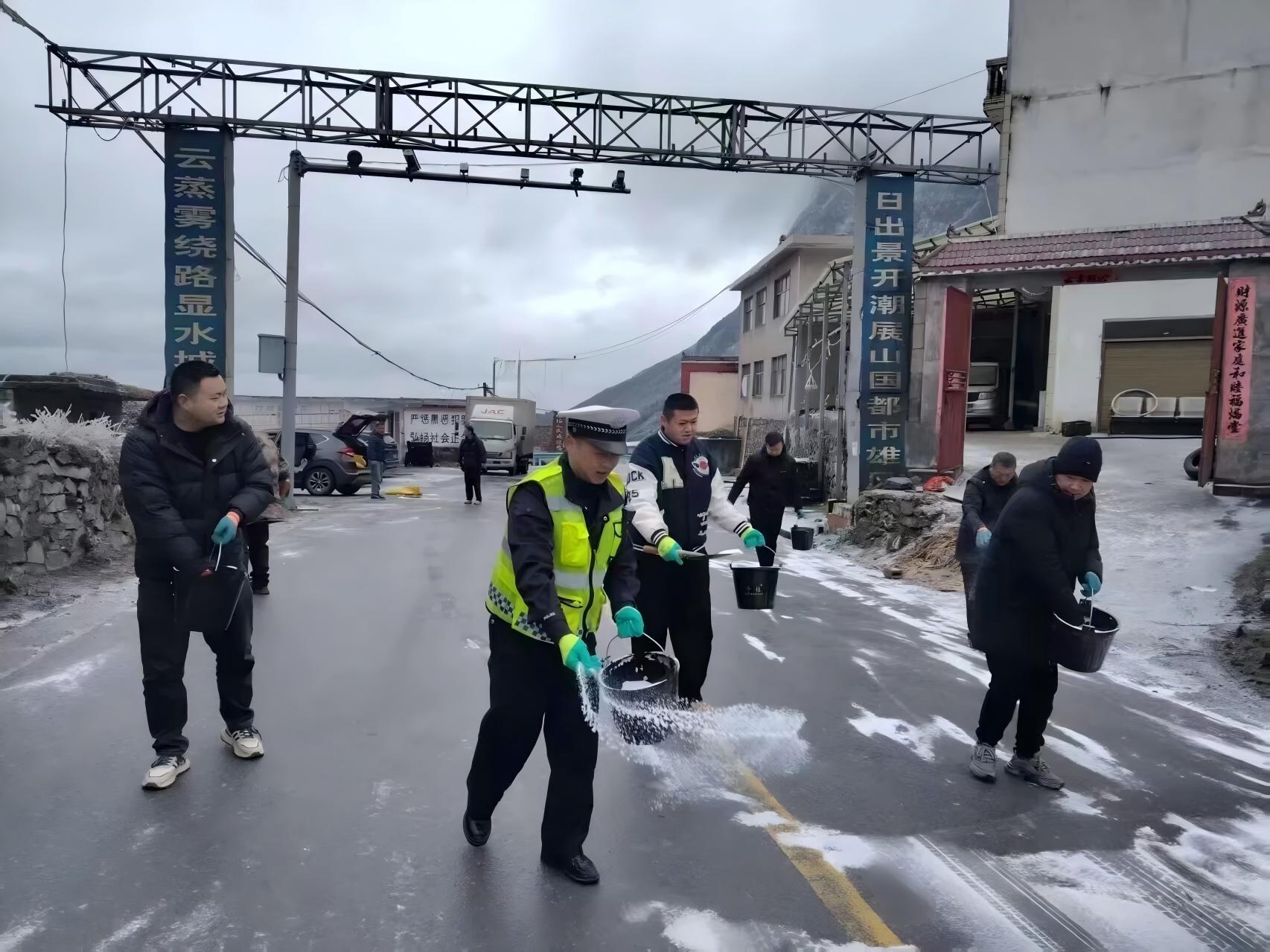 圖2民警在路上撒鹽除冰.jpg 圖2民警在路上撒鹽除冰.jpg