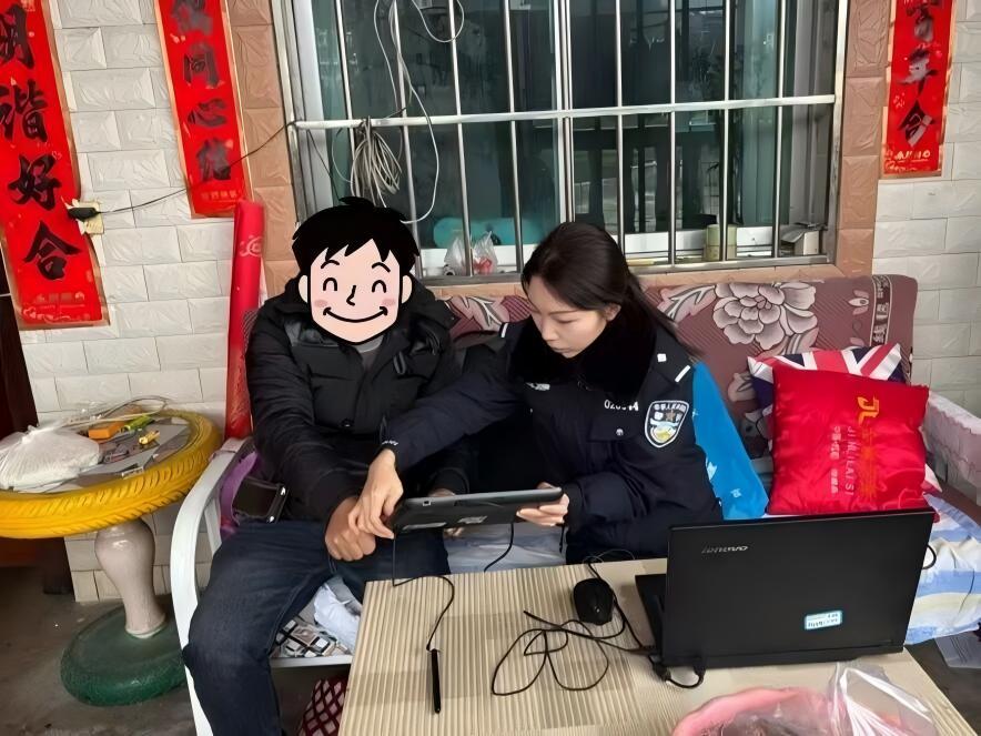 圖1民警上門為群眾辦理身份證.jpg 圖1民警上門為群眾辦理身份證.jpg