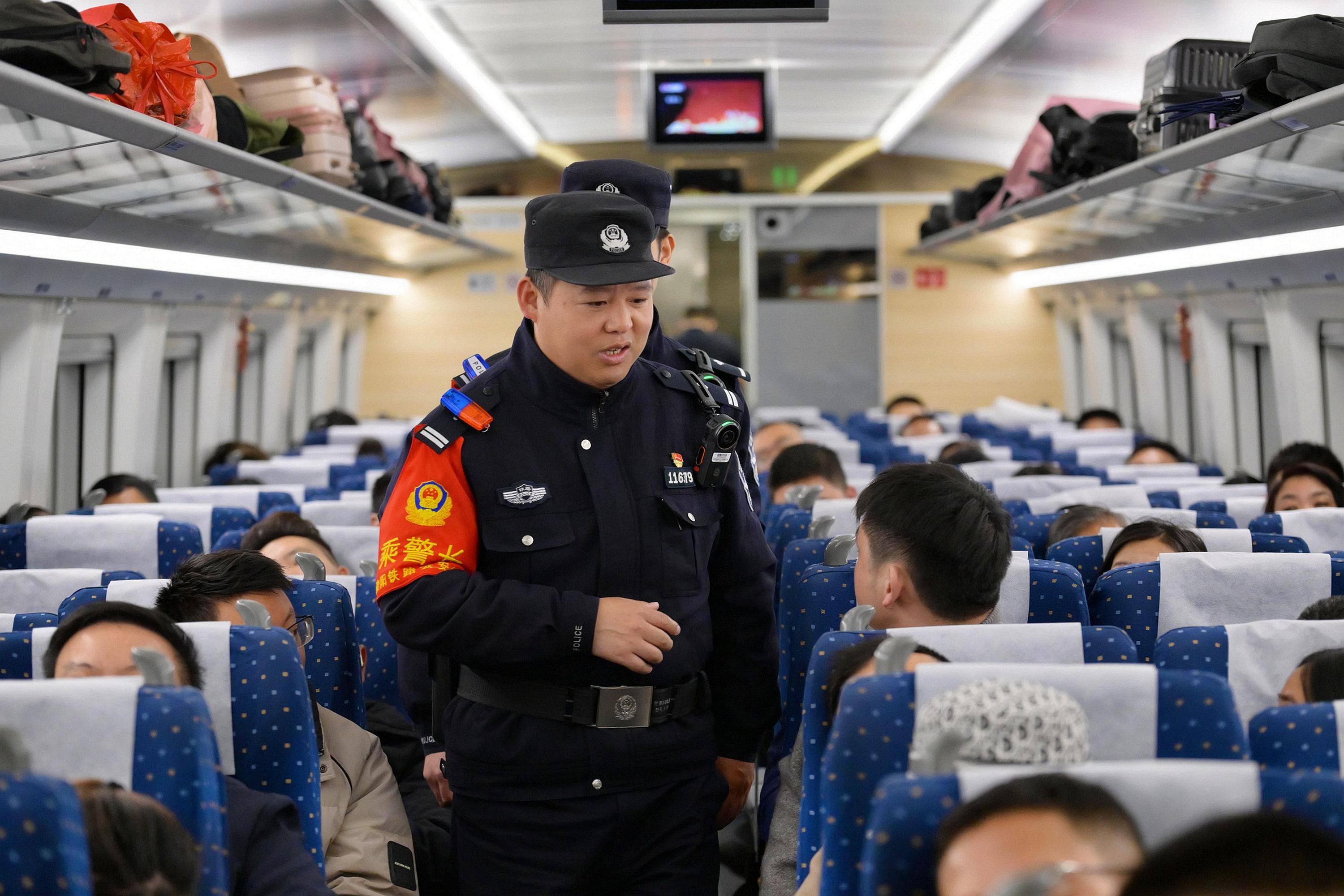 圖2 民警巡視列車確保平安.jpg 圖2 民警巡視列車確保平安.jpg