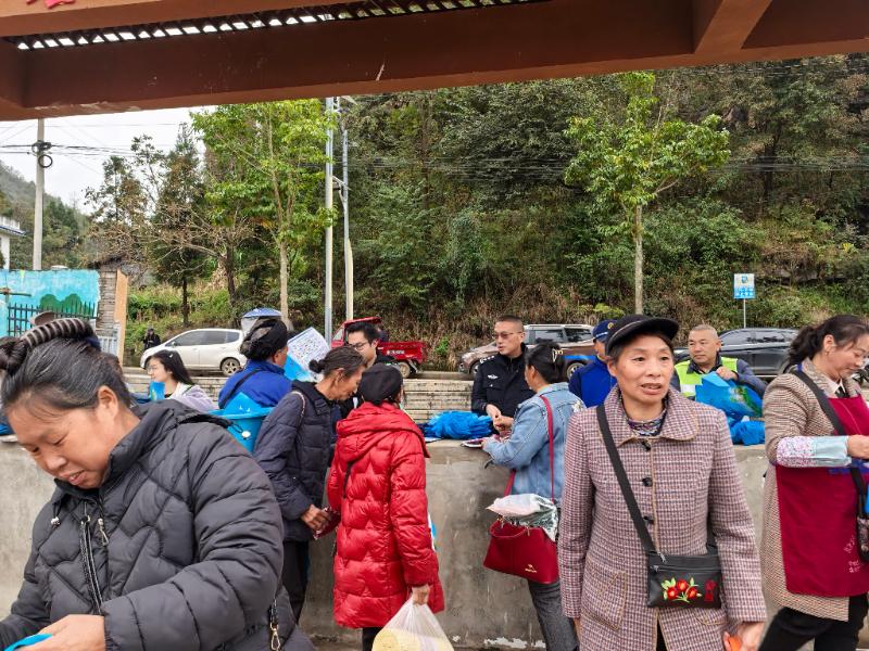 圖3 ?；痉ㄋ?lián)合公安、綜治、交管等部門開展“道路交通安全”主題法治宣傳活動.jpg