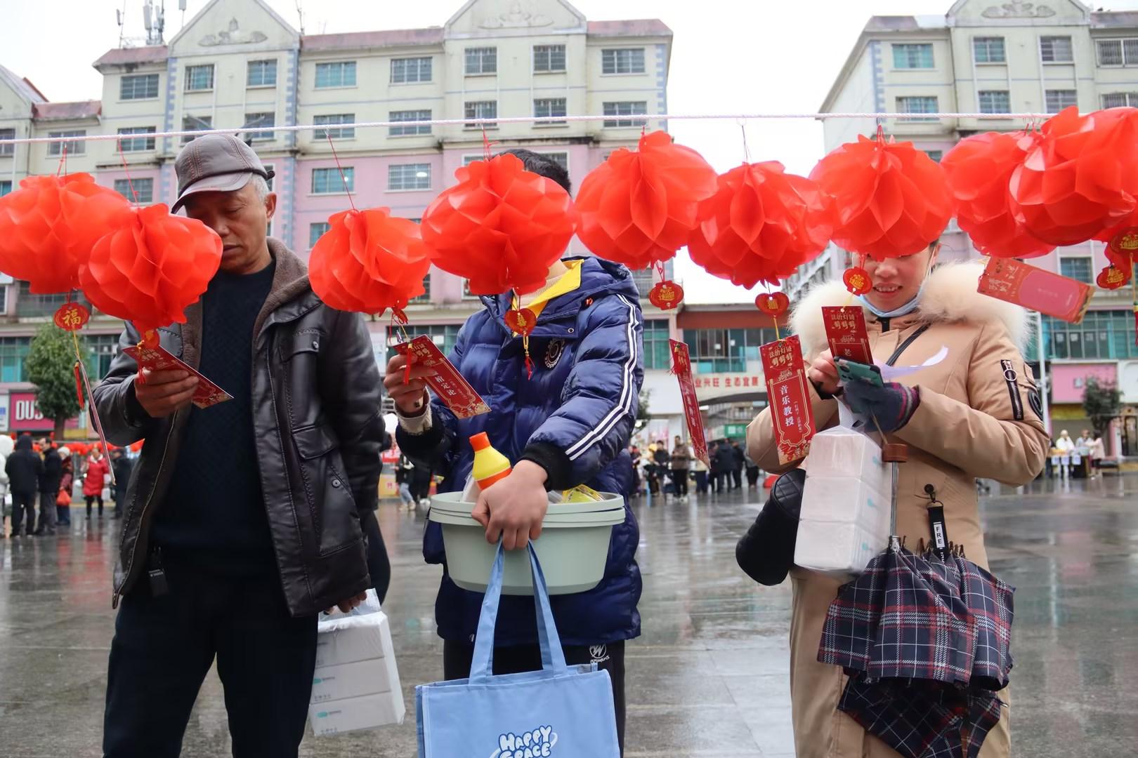 圖3 市民參加普法宣傳活動.jpg 圖3 市民參加普法宣傳活動.jpg