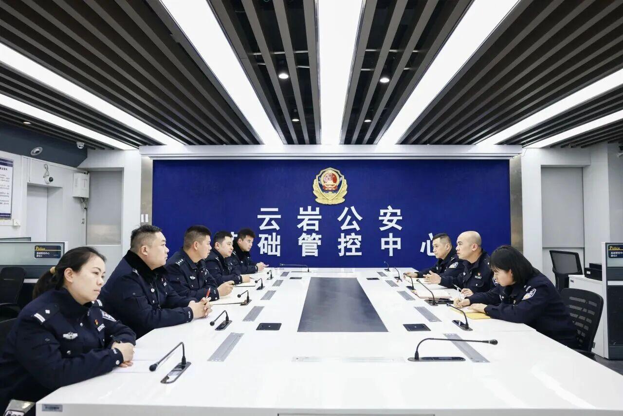 圖1民警開展討論.jpg