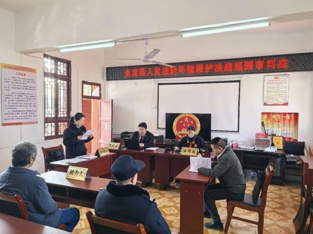 圖2 庭審現(xiàn)場.jpg 圖2 庭審現(xiàn)場.jpg