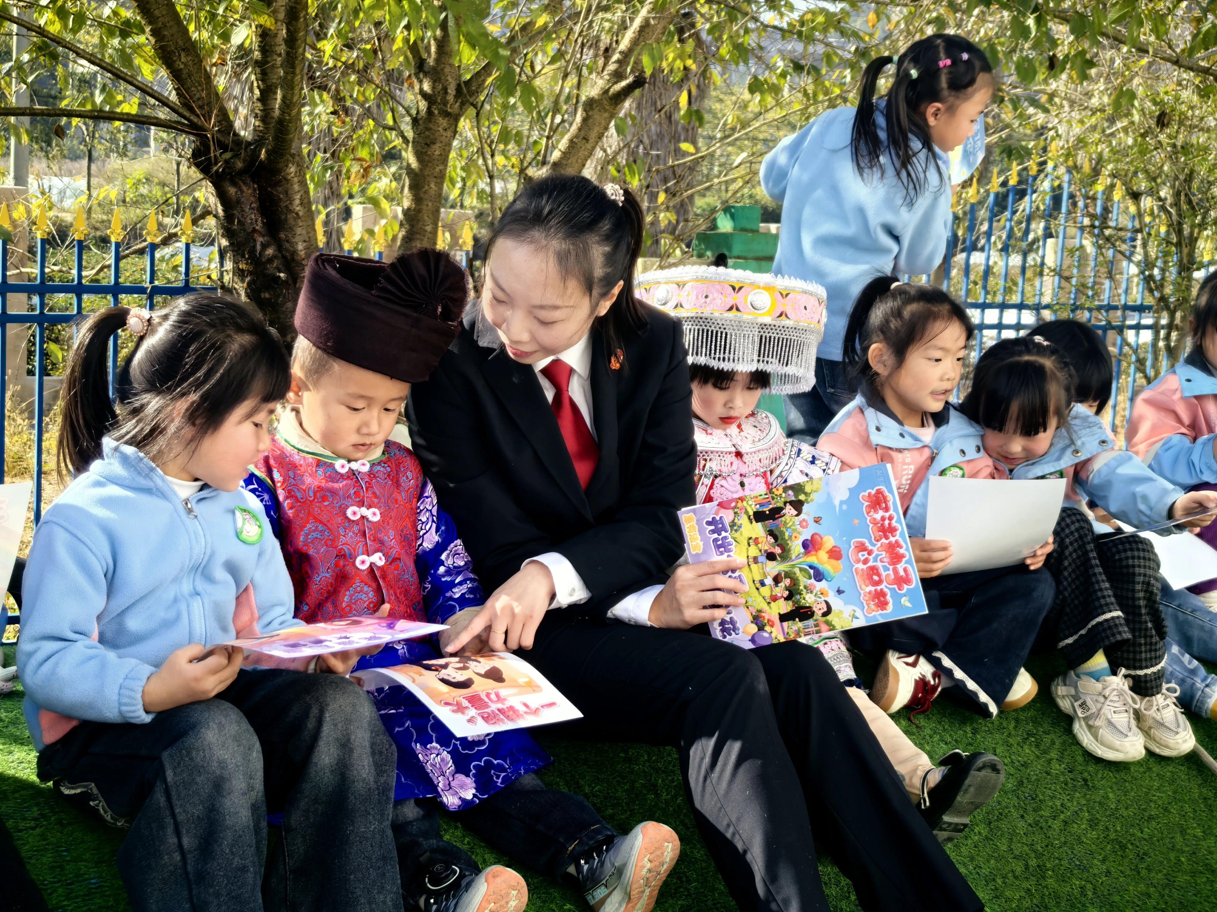 圖4 普法進校園.jpg