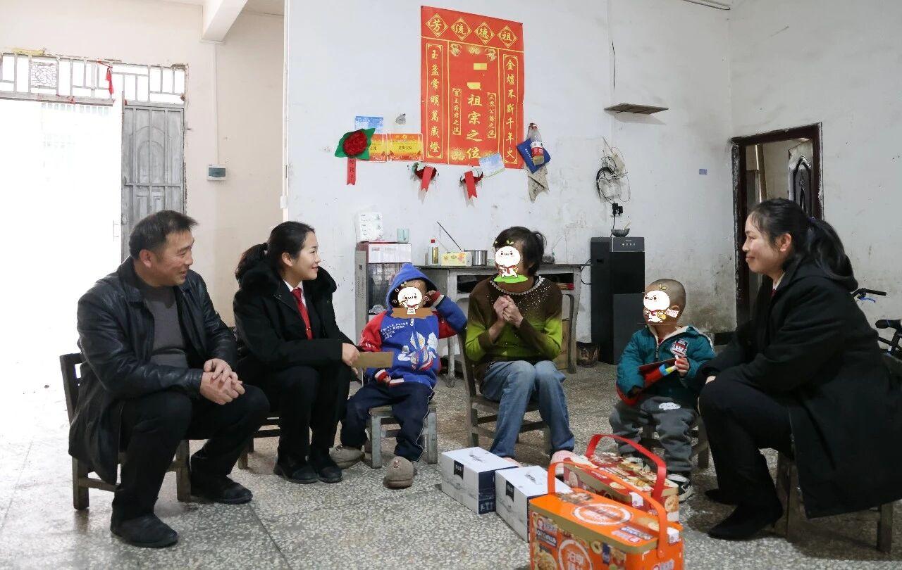 圖5 荔波法院“愛心媽媽”走訪慰問困境、留守兒童.jpg