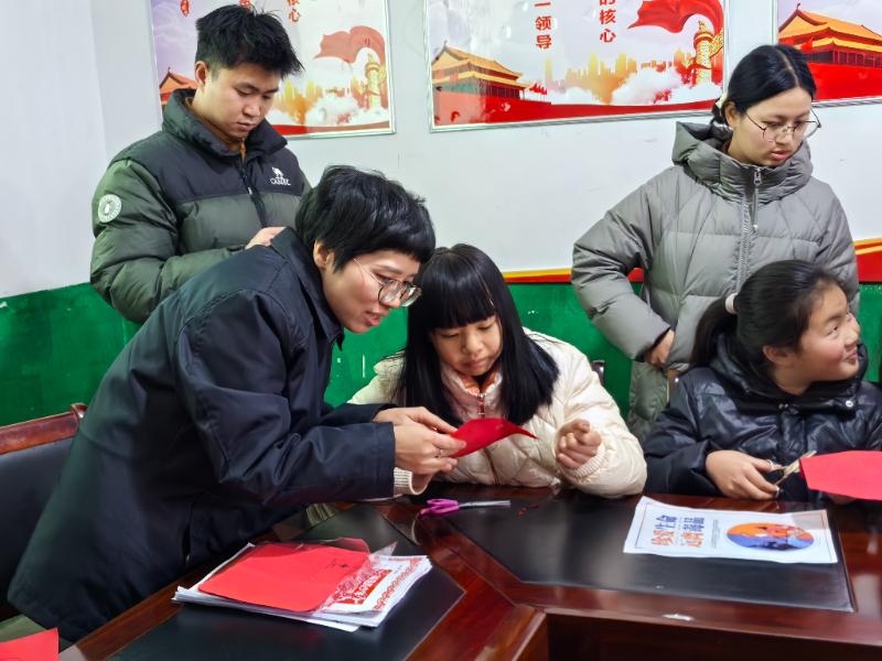 圖1 黨支部工作人員與小學(xué)生一起做手工 .jpg 圖1 黨支部工作人員與小學(xué)生一起做手工 .jpg