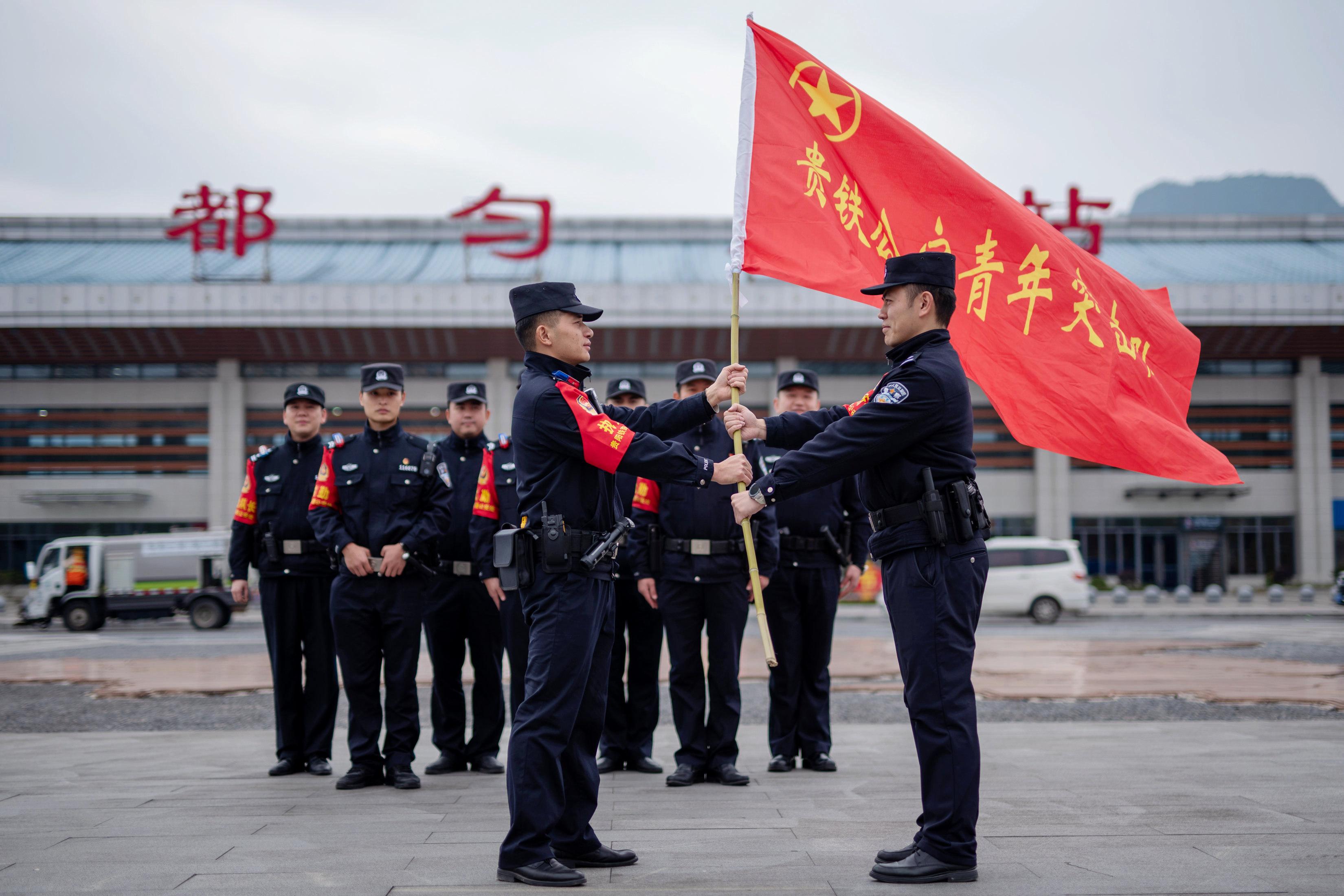 18 都勻東站派出所舉行簡樸莊重的青年突擊隊(duì)授旗儀式.jpg