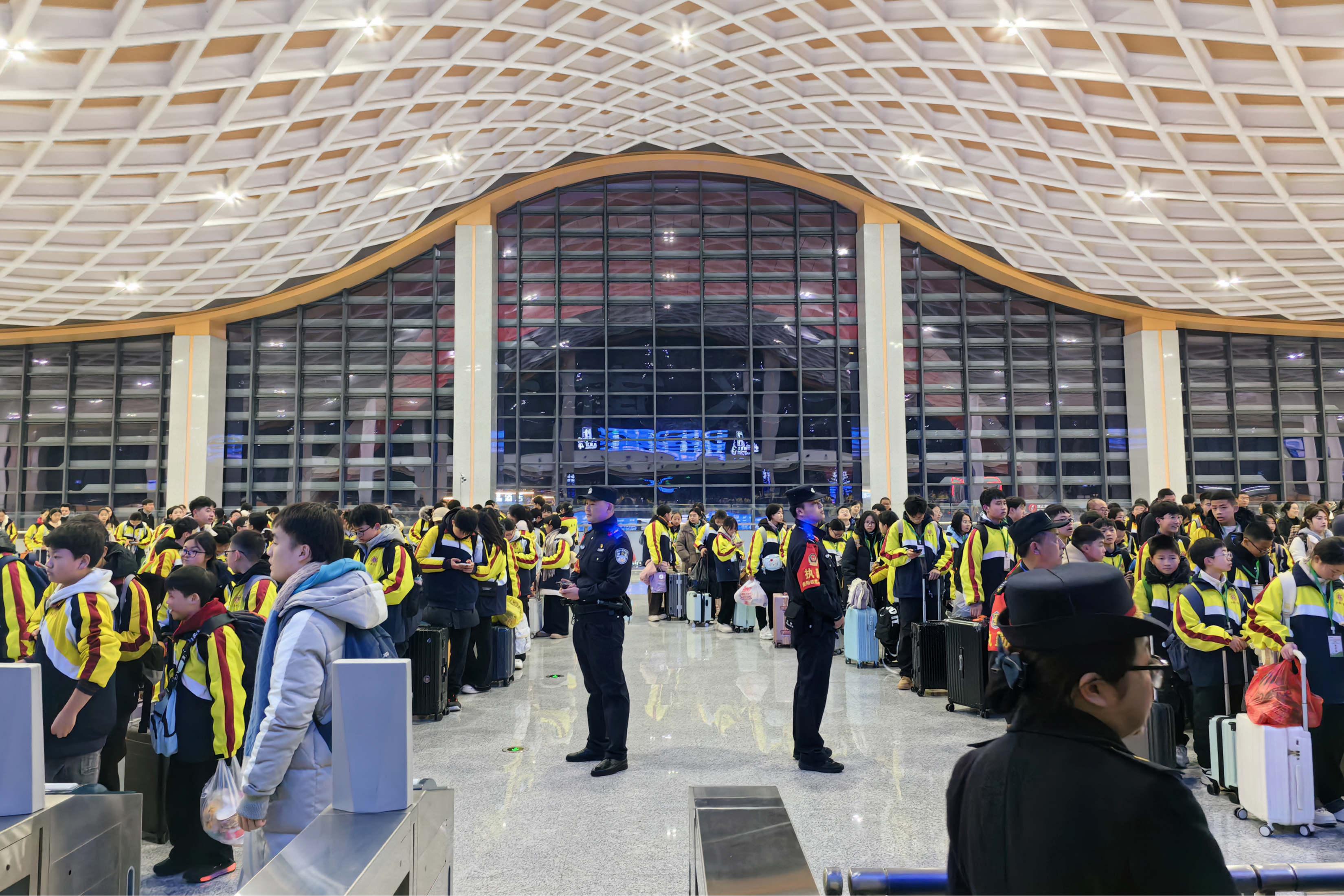 14 興義南站內(nèi)干部民警認(rèn)真開展當(dāng)?shù)刂袑W(xué)“研學(xué)”集中出行秩序維護(hù).jpg