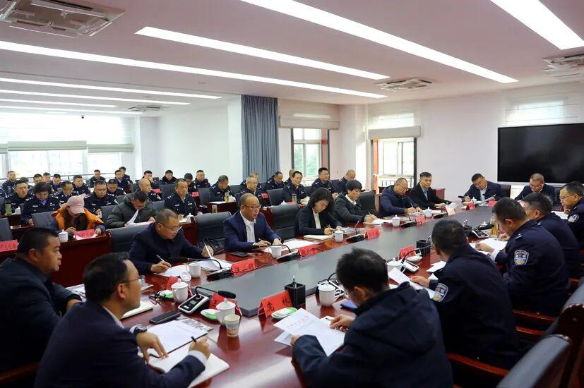 圖3 市公安局舉行黨風(fēng)政風(fēng)警風(fēng)監(jiān)督員聘任儀式?！岔樄踩诿襟w中心供圖.jpg