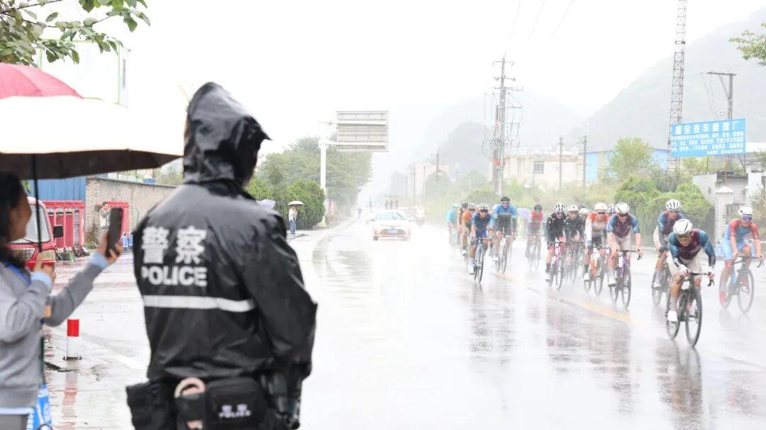 圖2 全力護(hù)航首屆環(huán)貴州公園省國際公路自行車賽?！?zhèn)寧自治縣公安局供圖.jpg