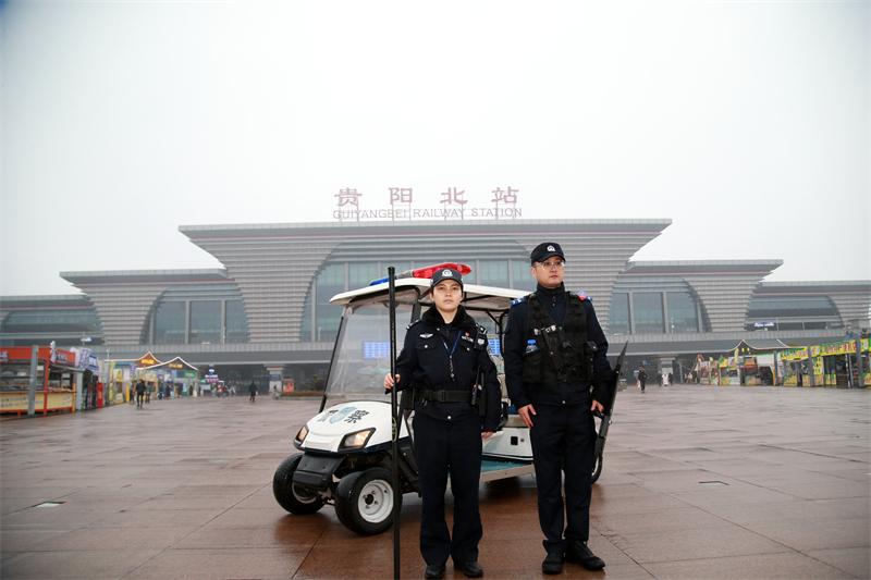 圖1民警執(zhí)勤現(xiàn)場.jpg 圖1民警執(zhí)勤現(xiàn)場.jpg