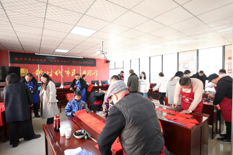 圖1 書法愛好者書寫春聯(lián)與福字.jpg 圖1 書法愛好者書寫春聯(lián)與福字.jpg