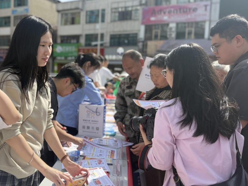 圖4 工作人員進(jìn)行普法宣講.jpg 圖4 工作人員進(jìn)行普法宣講.jpg