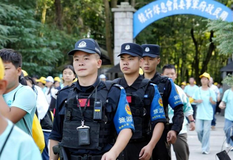 圖2 民警進(jìn)行常態(tài)巡防.jpg 圖2 民警進(jìn)行常態(tài)巡防.jpg