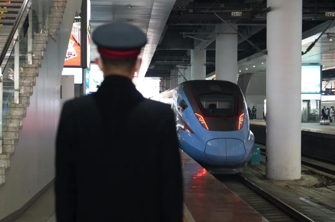 圖3 工作人員在站臺工作背影.jpg 圖3 工作人員在站臺工作背影.jpg