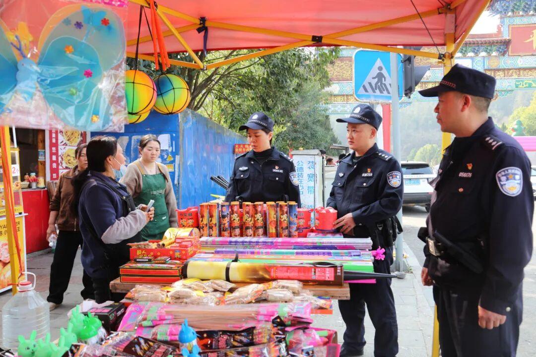 圖4 公安檢察煙花爆竹售賣商家.jpg 圖4 公安檢察煙花爆竹售賣商家.jpg