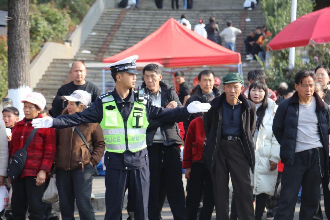 圖3 交警春節(jié)期間執(zhí)勤.jpg 圖3 交警春節(jié)期間執(zhí)勤.jpg