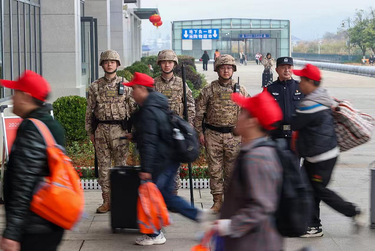 圖3駐站武警守護(hù)務(wù)工旅客有序進(jìn)站乘車。.jpg