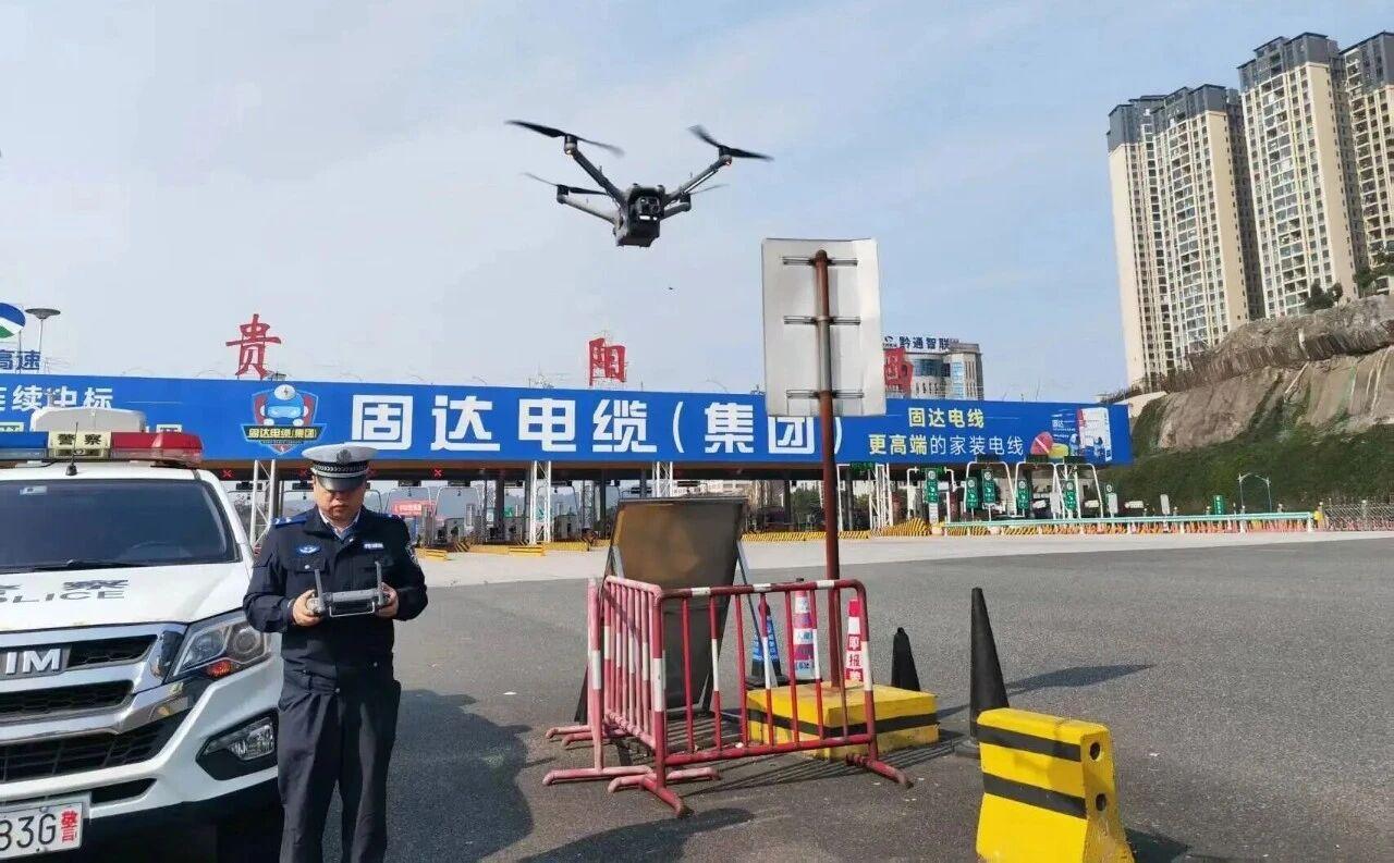 圖1 執(zhí)勤交警正使用無(wú)人機(jī)巡視路面情況.jpg 圖1 執(zhí)勤交警正使用無(wú)人機(jī)巡視路面情況.jpg