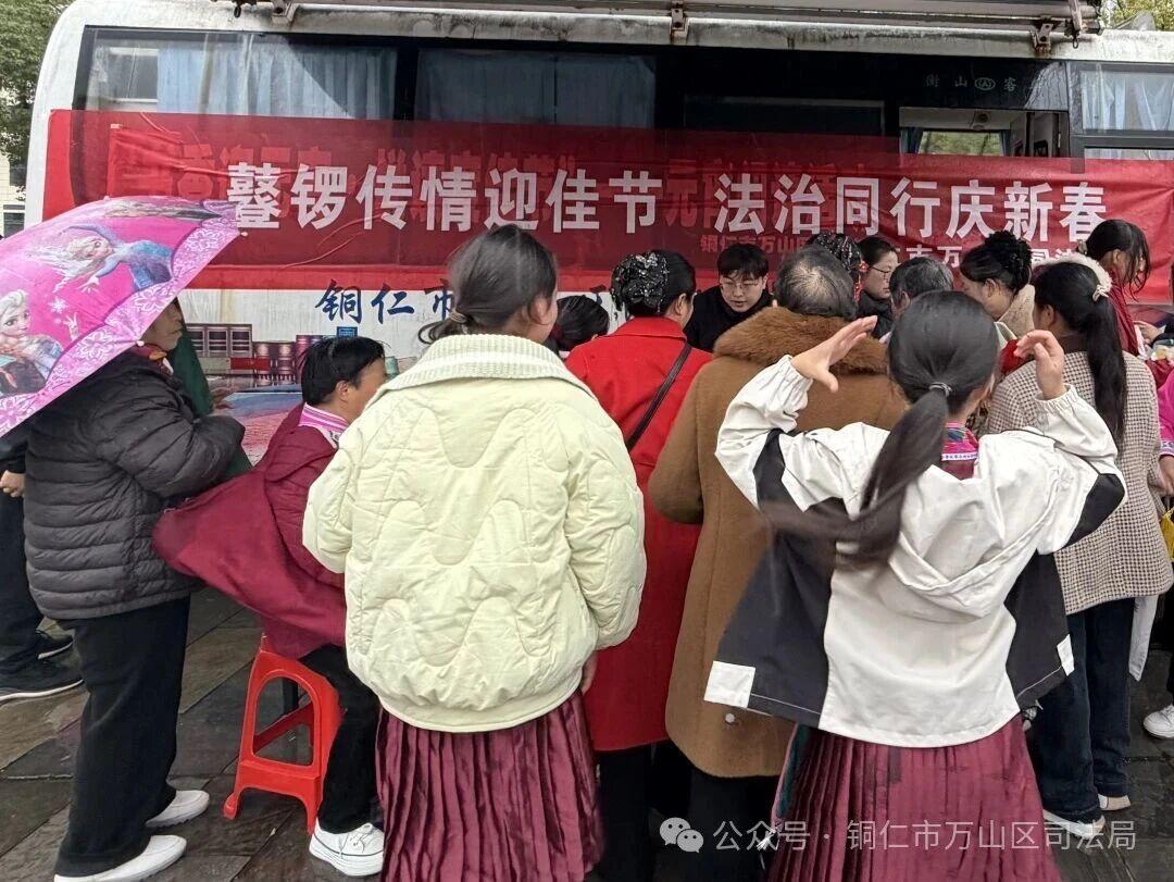 圖1 萬山區(qū)司法局在比賽現(xiàn)場(chǎng)設(shè)立法治宣傳展點(diǎn).jpg 圖1 萬山區(qū)司法局在比賽現(xiàn)場(chǎng)設(shè)立法治宣傳展點(diǎn).jpg