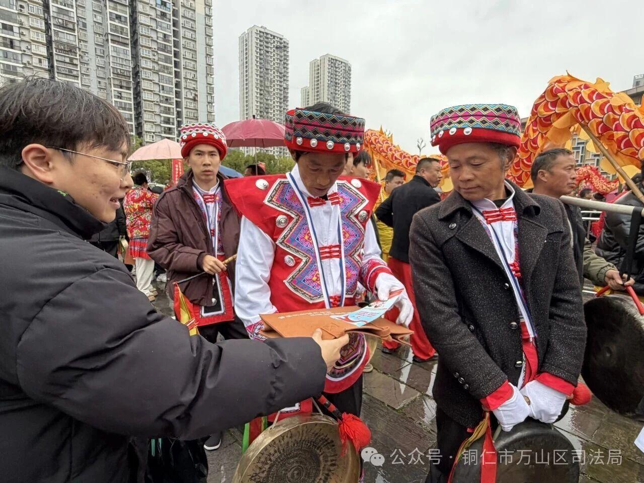 圖2 普法志愿者向巡游隊(duì)伍演員開展普法.jpg 圖2 普法志愿者向巡游隊(duì)伍演員開展普法.jpg