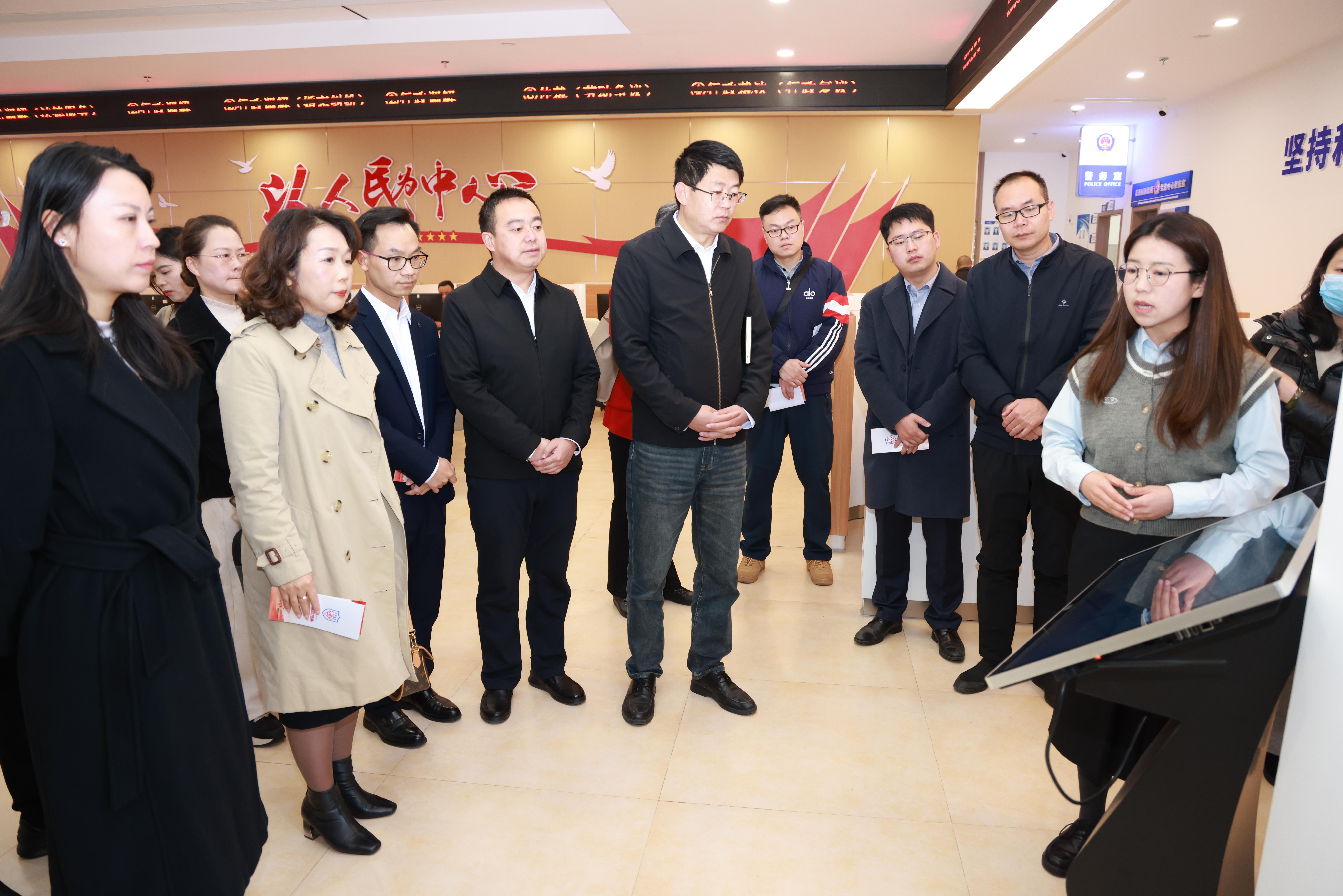 圖1工作人員現(xiàn)場(chǎng)演示“智慧法援”終端功能.jpg 圖1工作人員現(xiàn)場(chǎng)演示“智慧法援”終端功能.jpg