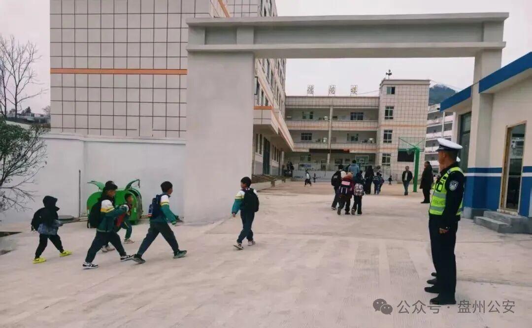 圖1  水城分局民警開展護(hù)學(xué)崗工作.jpg