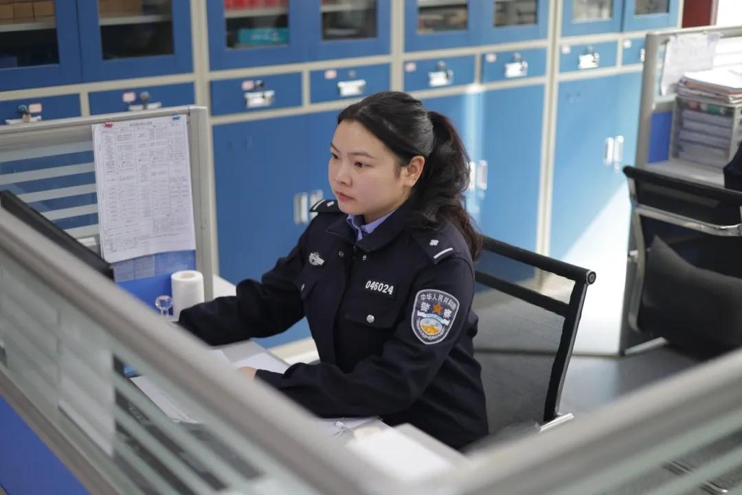 圖1工作中的陳依玲.jpg 圖1工作中的陳依玲.jpg