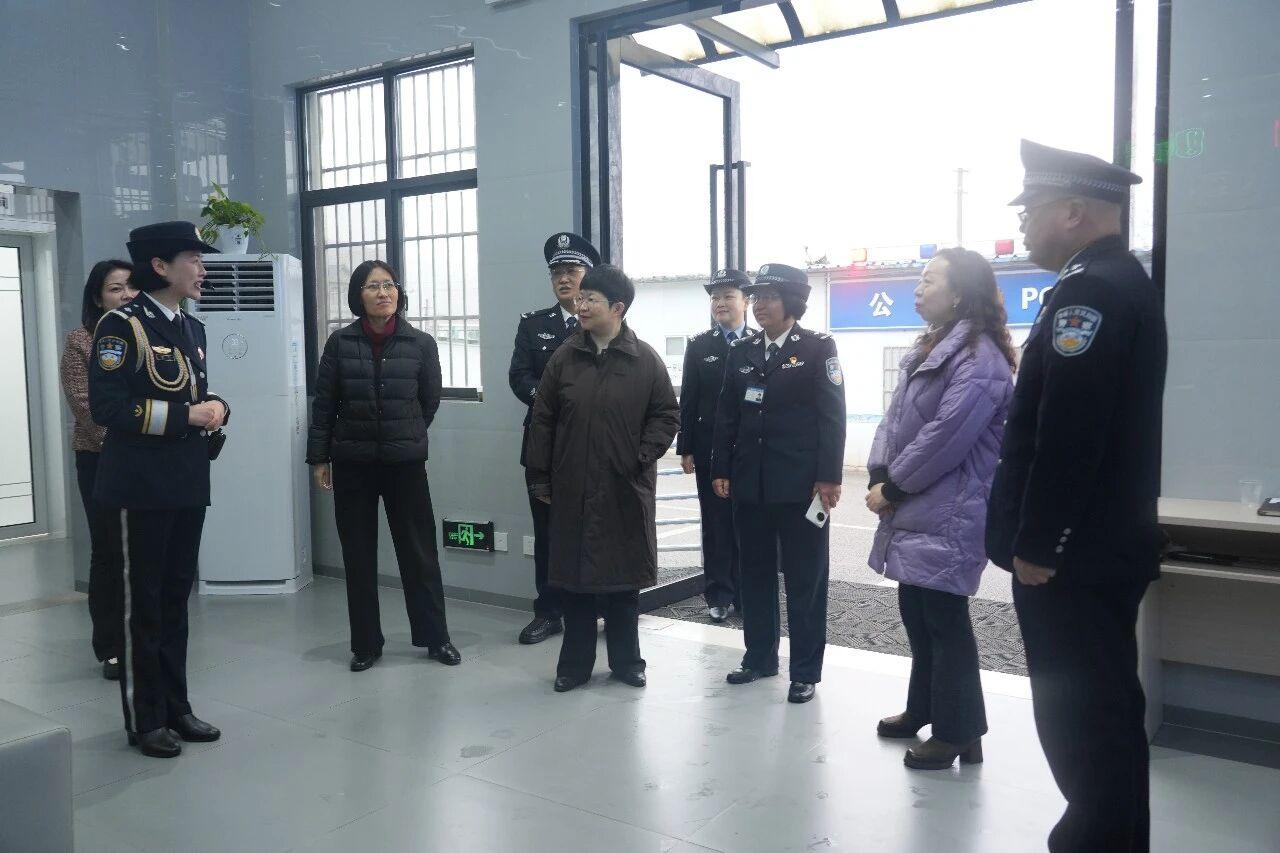 圖2  余敏、王丹一行在貴州省第一女子監(jiān)獄，看望慰問長期堅守在監(jiān)管一線的女民警職工.jpg