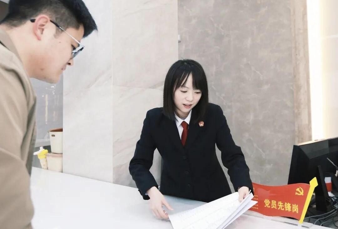 青年法官朱俊蓉：方寸窗口間傳遞司法溫度