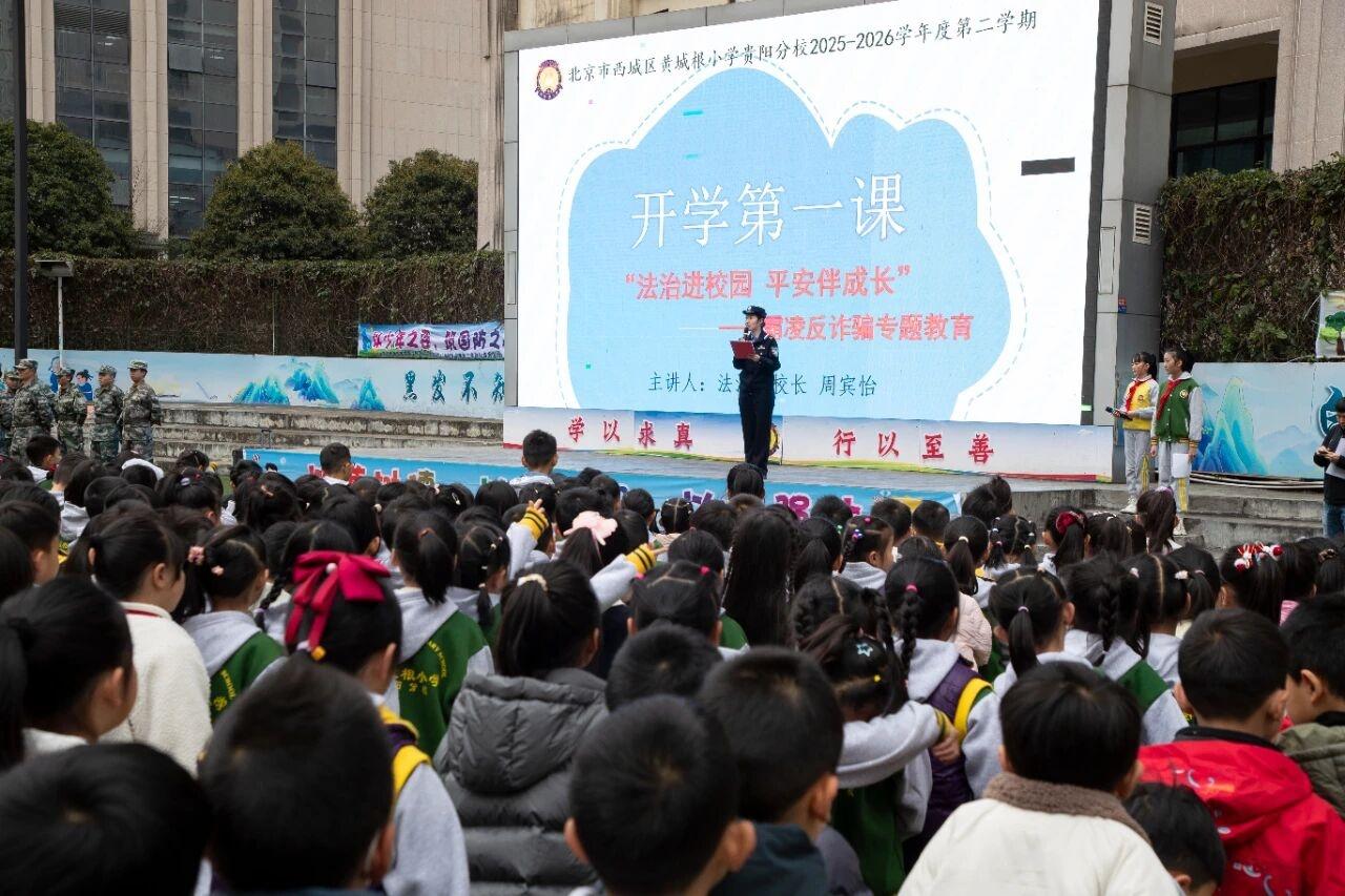 圖1開(kāi)學(xué)第一課現(xiàn)場(chǎng).jpg 圖1開(kāi)學(xué)第一課現(xiàn)場(chǎng).jpg
