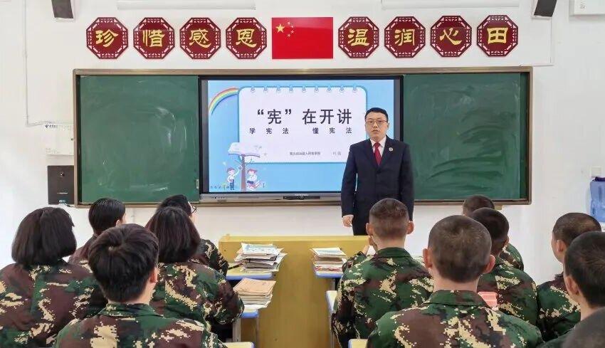 圖1 法治副校長給學(xué)生們普及法律知識.jpg 圖1 法治副校長給學(xué)生們普及法律知識.jpg