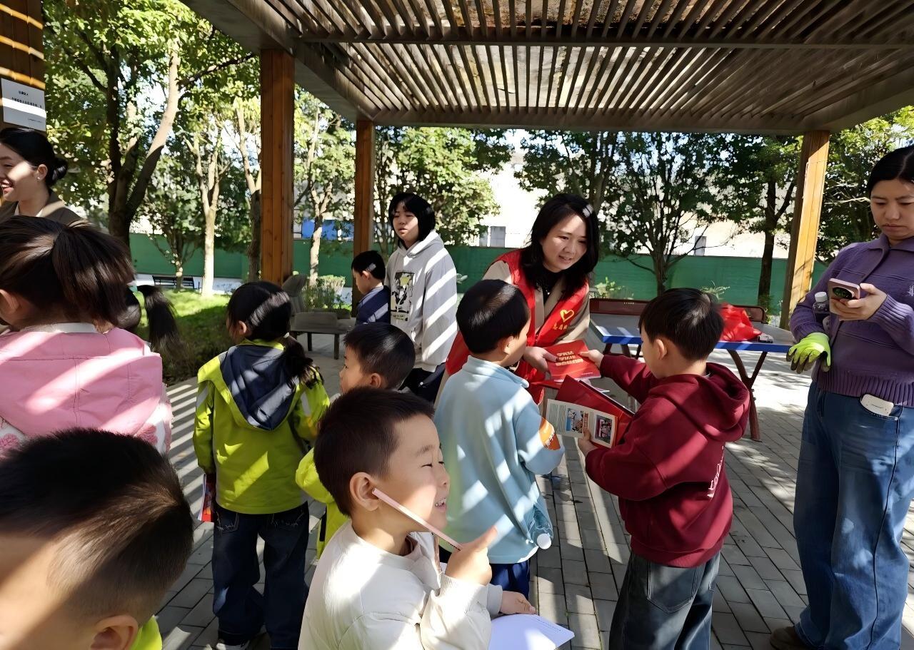 圖1觀山司法所在轄區(qū)內(nèi)開展法治宣傳活動.jpg 圖1觀山司法所在轄區(qū)內(nèi)開展法治宣傳活動.jpg
