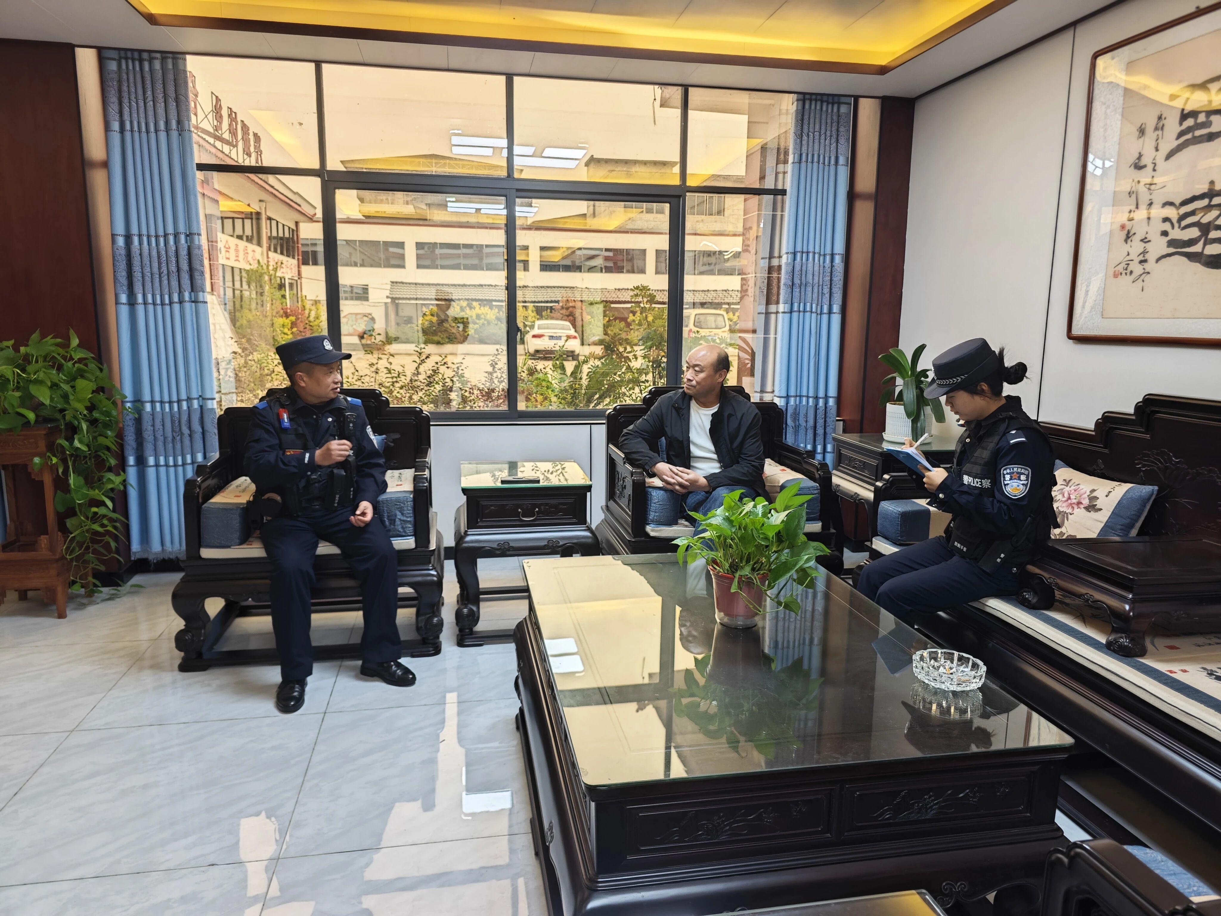 圖2 民警與茶企負責人座談交流.jpg 圖2 民警與茶企負責人座談交流.jpg