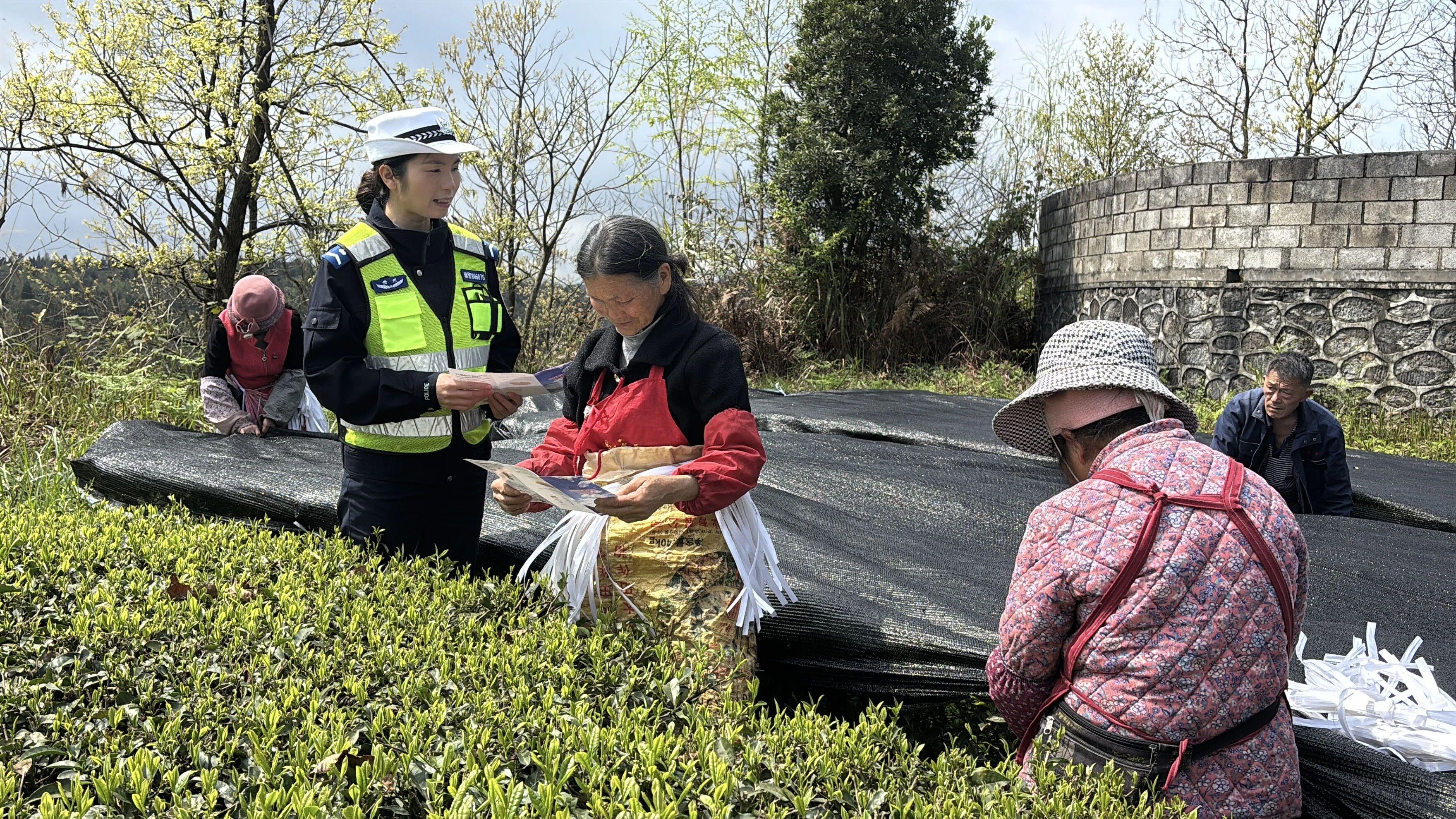 圖1 民警向群眾講解反詐知識.jpg 圖1 民警向群眾講解反詐知識.jpg