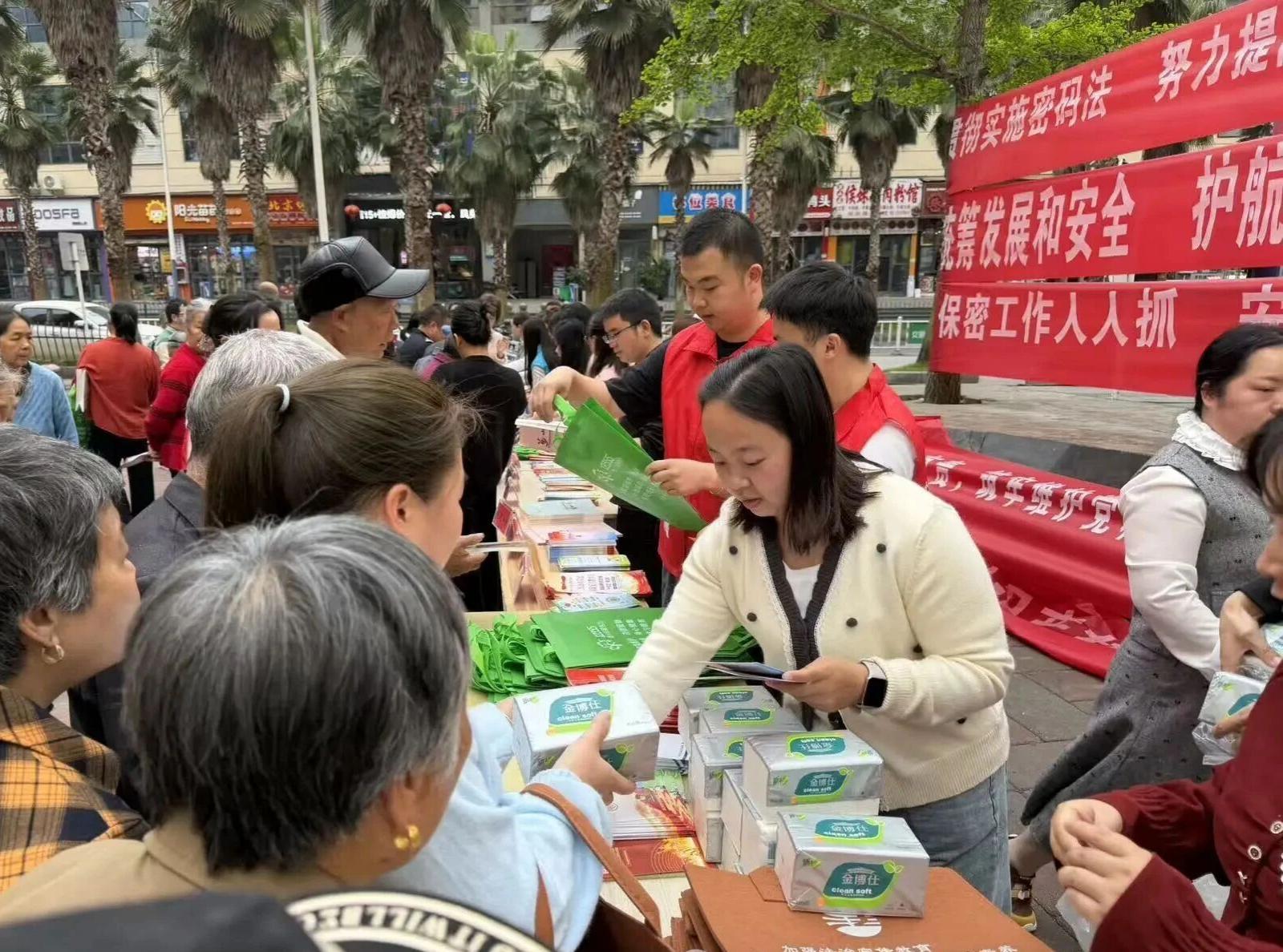 圖1在仁山街道貴苑社區(qū)開展全民國家安全教育日主題宣傳活動(dòng).jpg