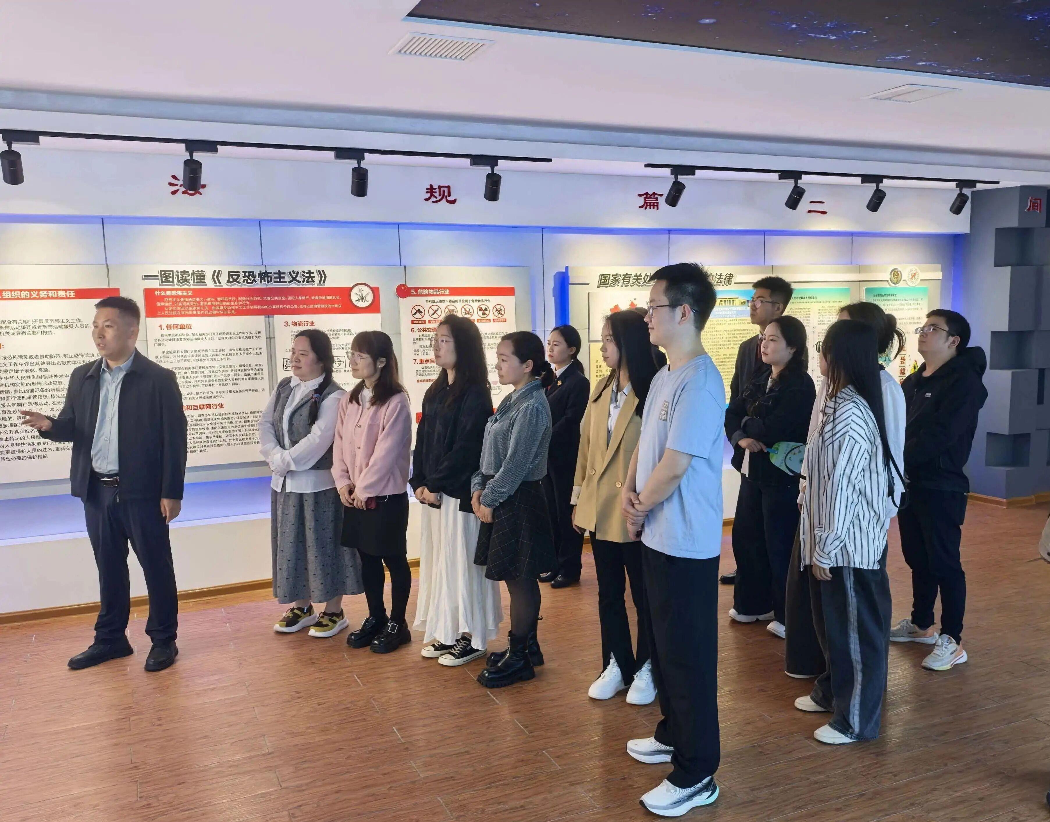 圖2 全體干部職工前往區(qū)委黨校國家安全警示教育基地參觀學(xué)習(xí)。.jpg
