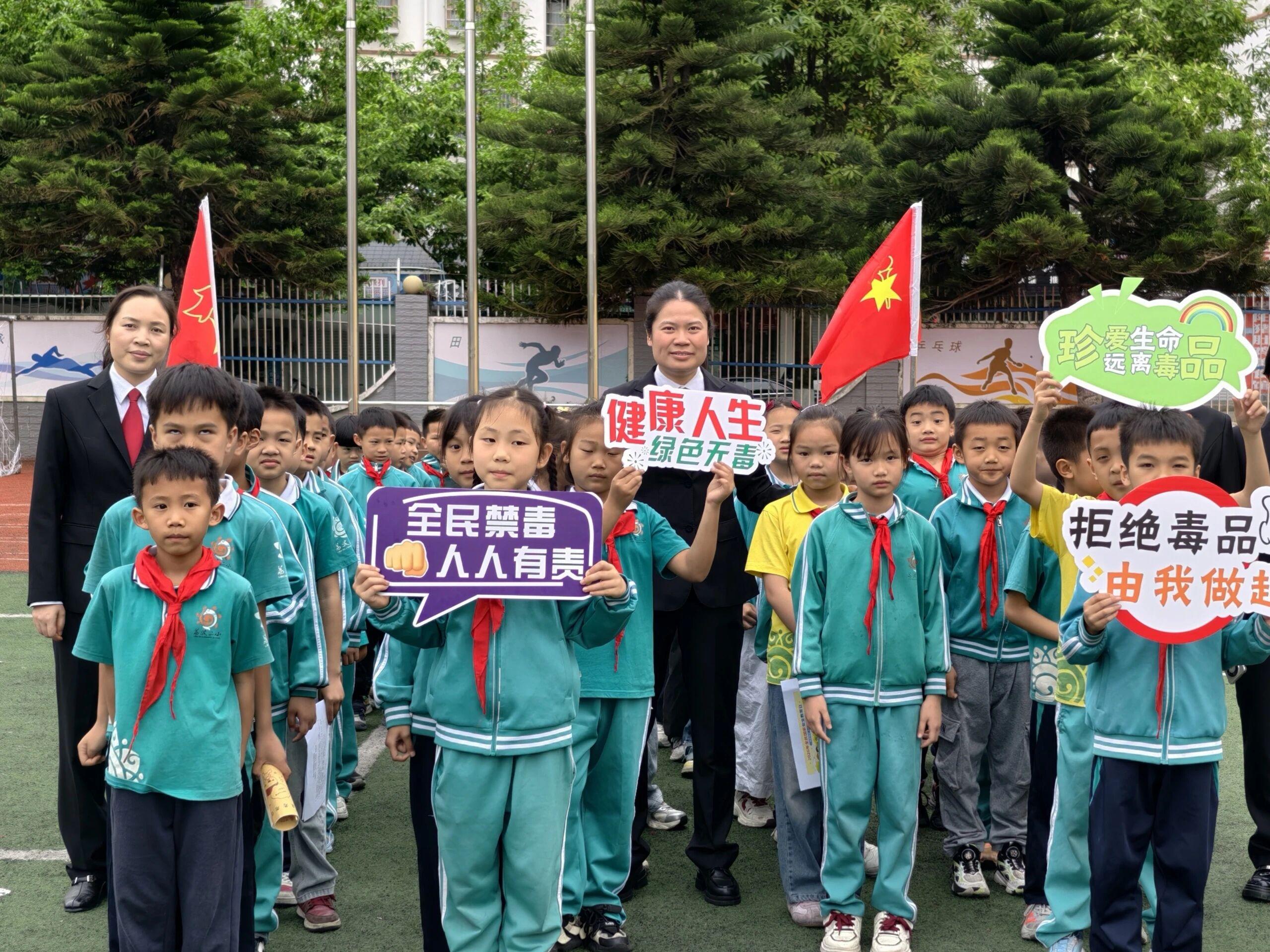 圖2法治副校長(zhǎng)與學(xué)生合照.jpg 圖2法治副校長(zhǎng)與學(xué)生合照.jpg