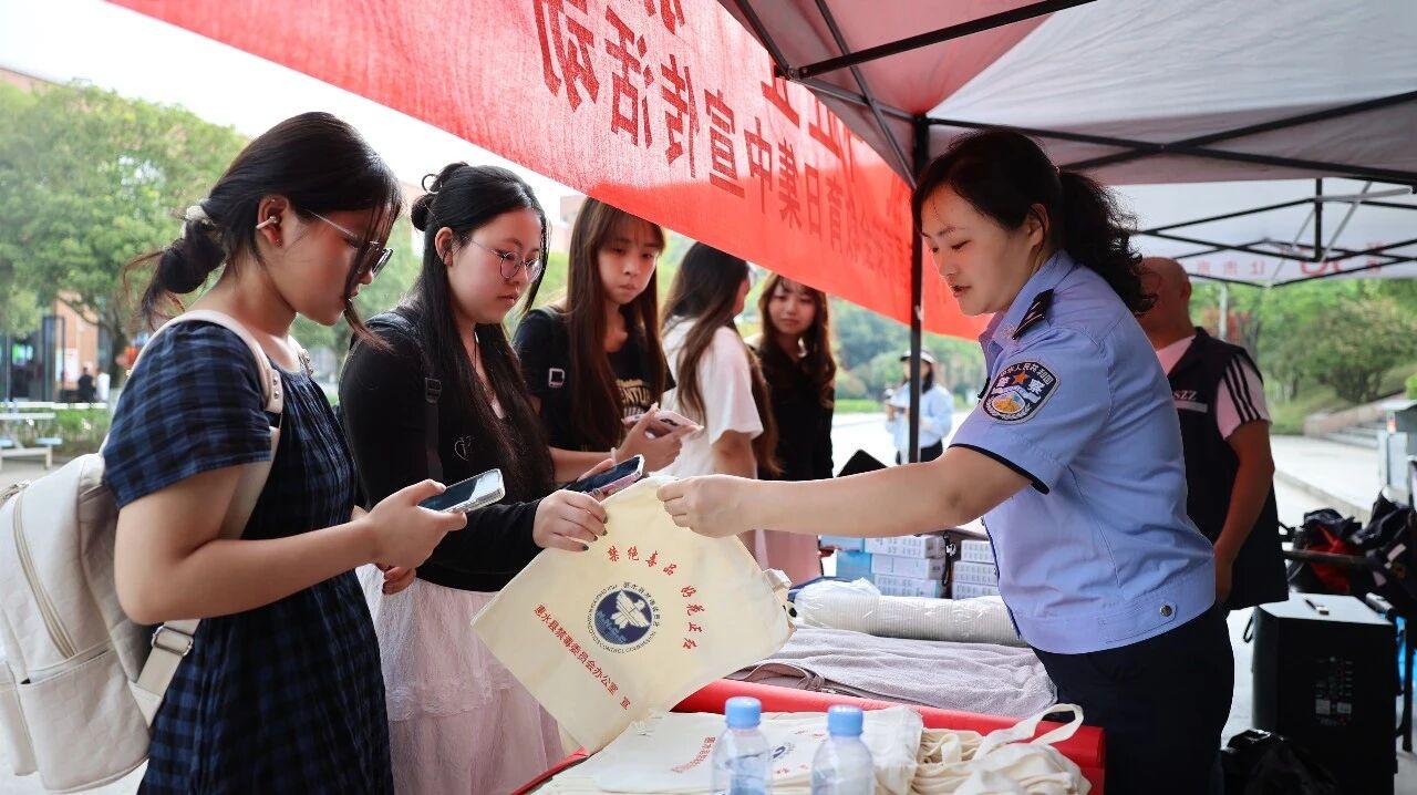 圖1民警向?qū)W生發(fā)放安全禮包.jpg 圖1民警向?qū)W生發(fā)放安全禮包.jpg