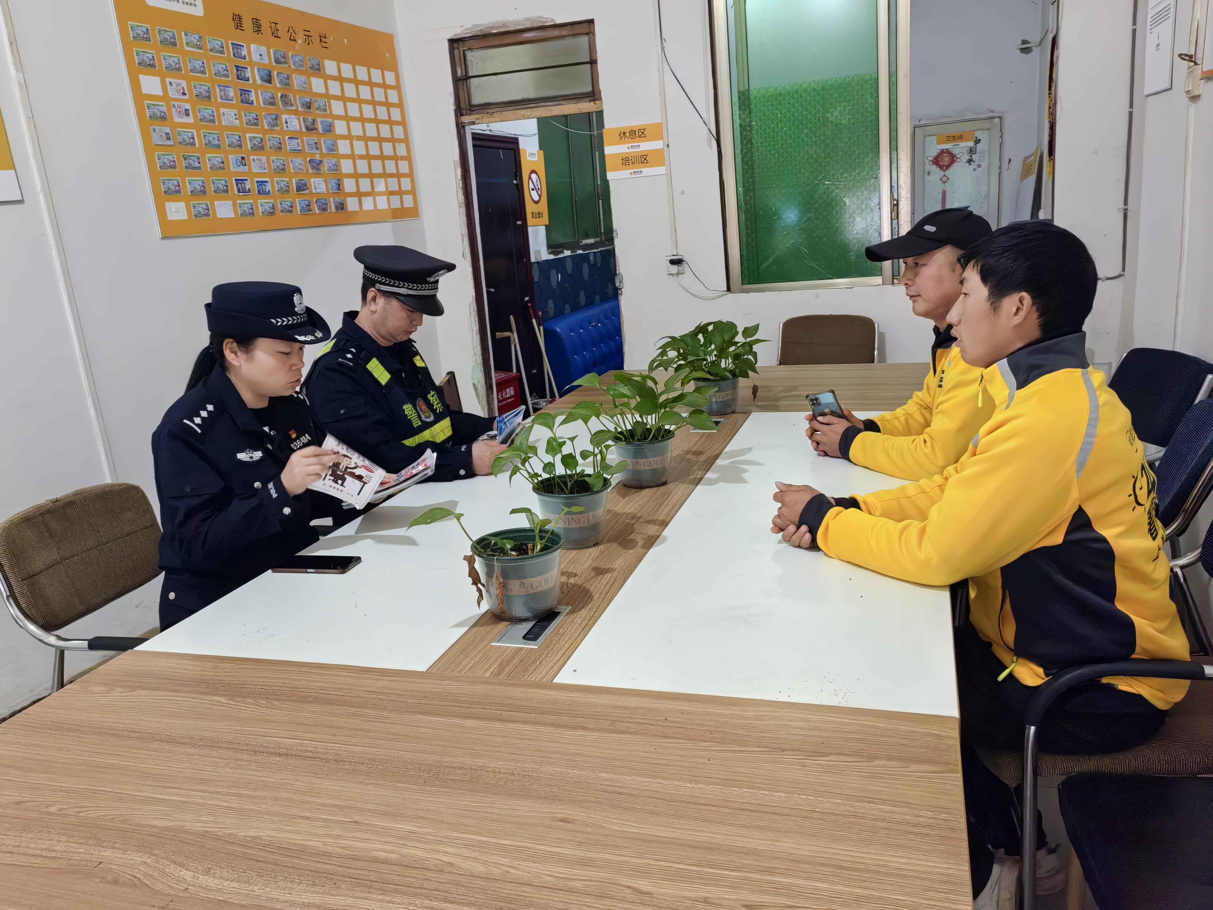 圖3秦童玲調(diào)解矛盾.jpg 圖3秦童玲調(diào)解矛盾.jpg