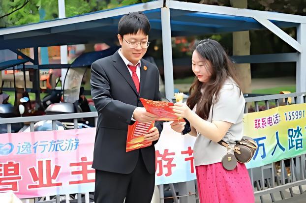 圖1法院干警向群眾發(fā)放安全知識(shí).jpg